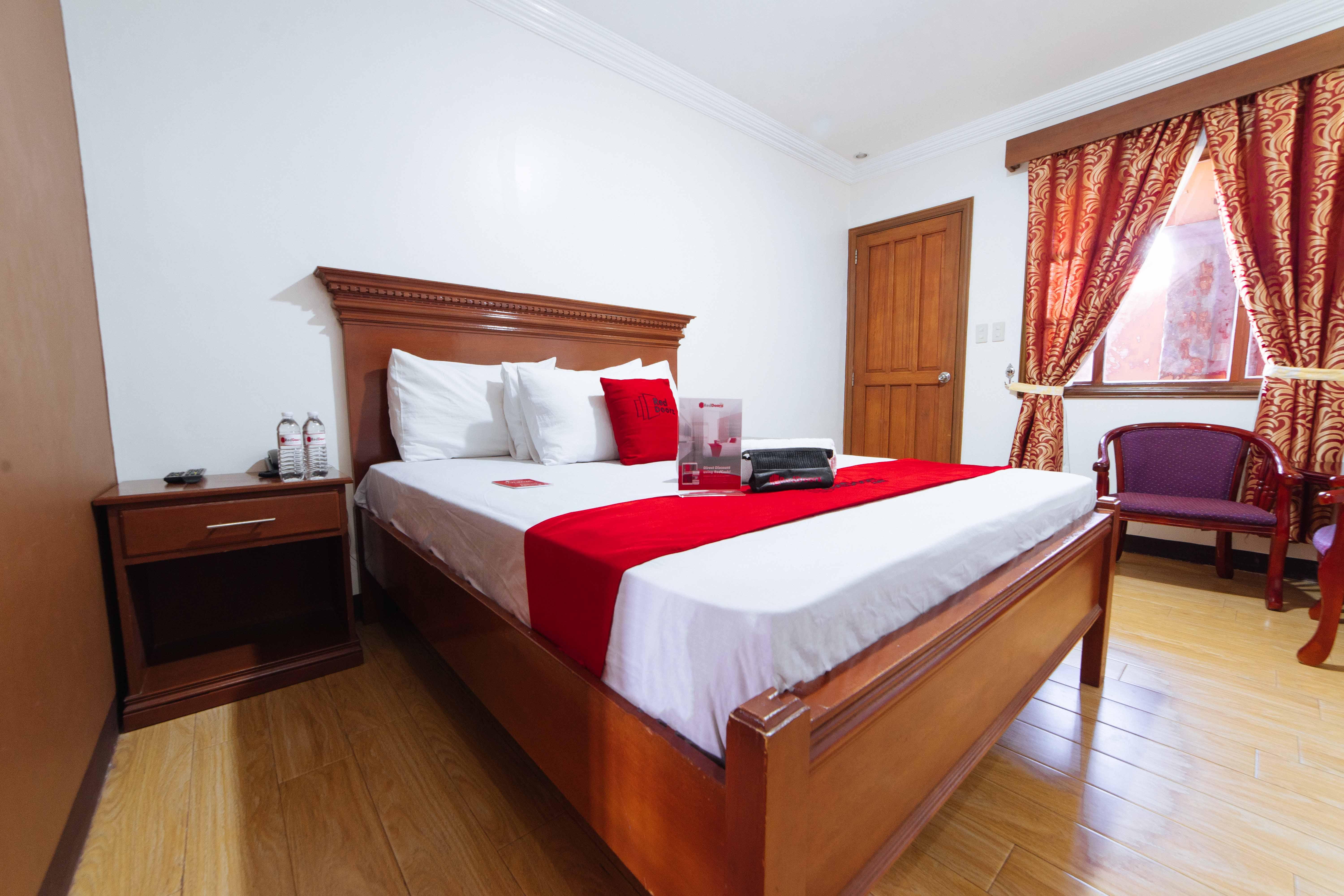 เรดดอร์ซ พลัส แอท สตาร์โฮม โอลิเวียนวิลล์ Hotel Tarlac City ภายนอก รูปภาพ