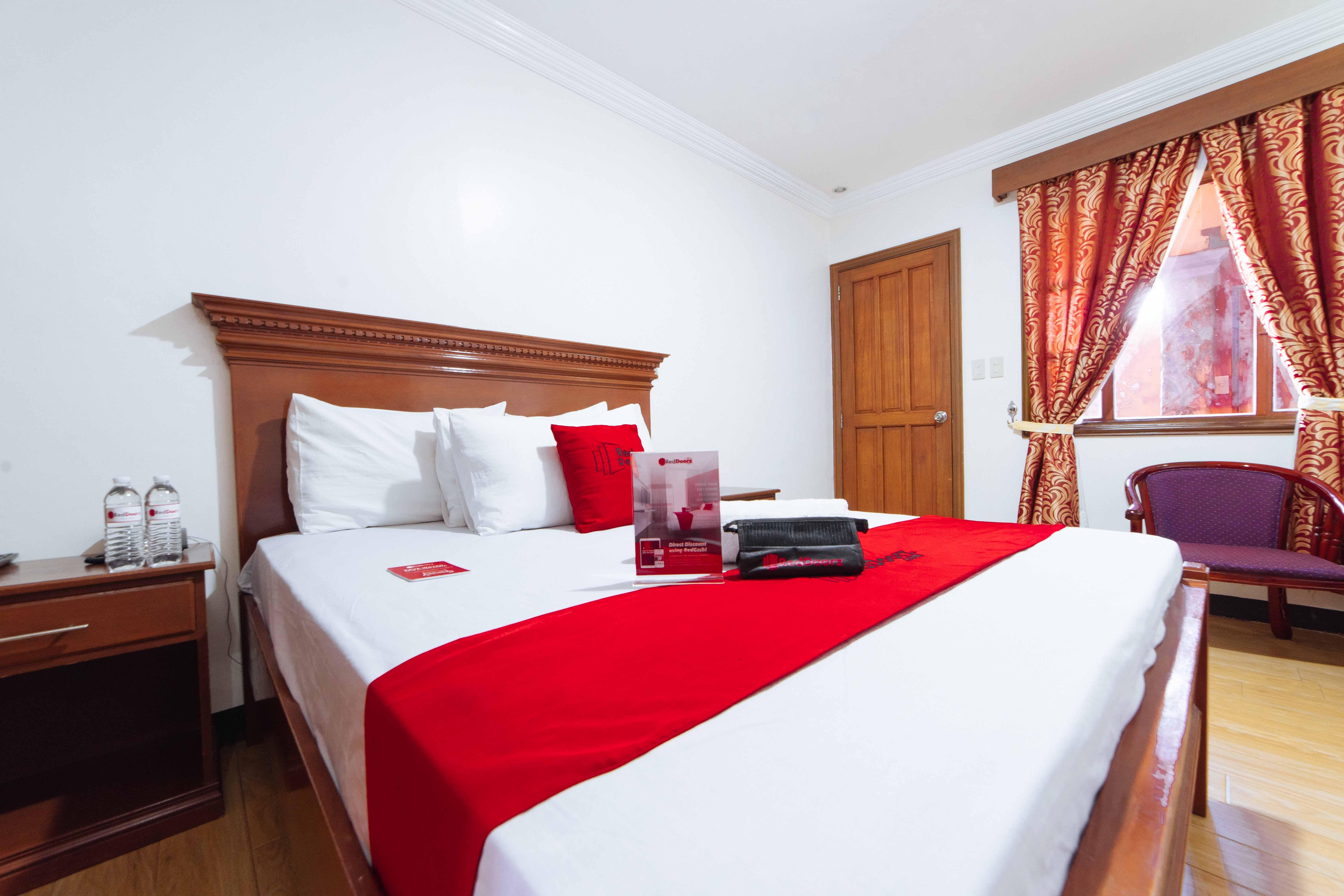 เรดดอร์ซ พลัส แอท สตาร์โฮม โอลิเวียนวิลล์ Hotel Tarlac City ภายนอก รูปภาพ