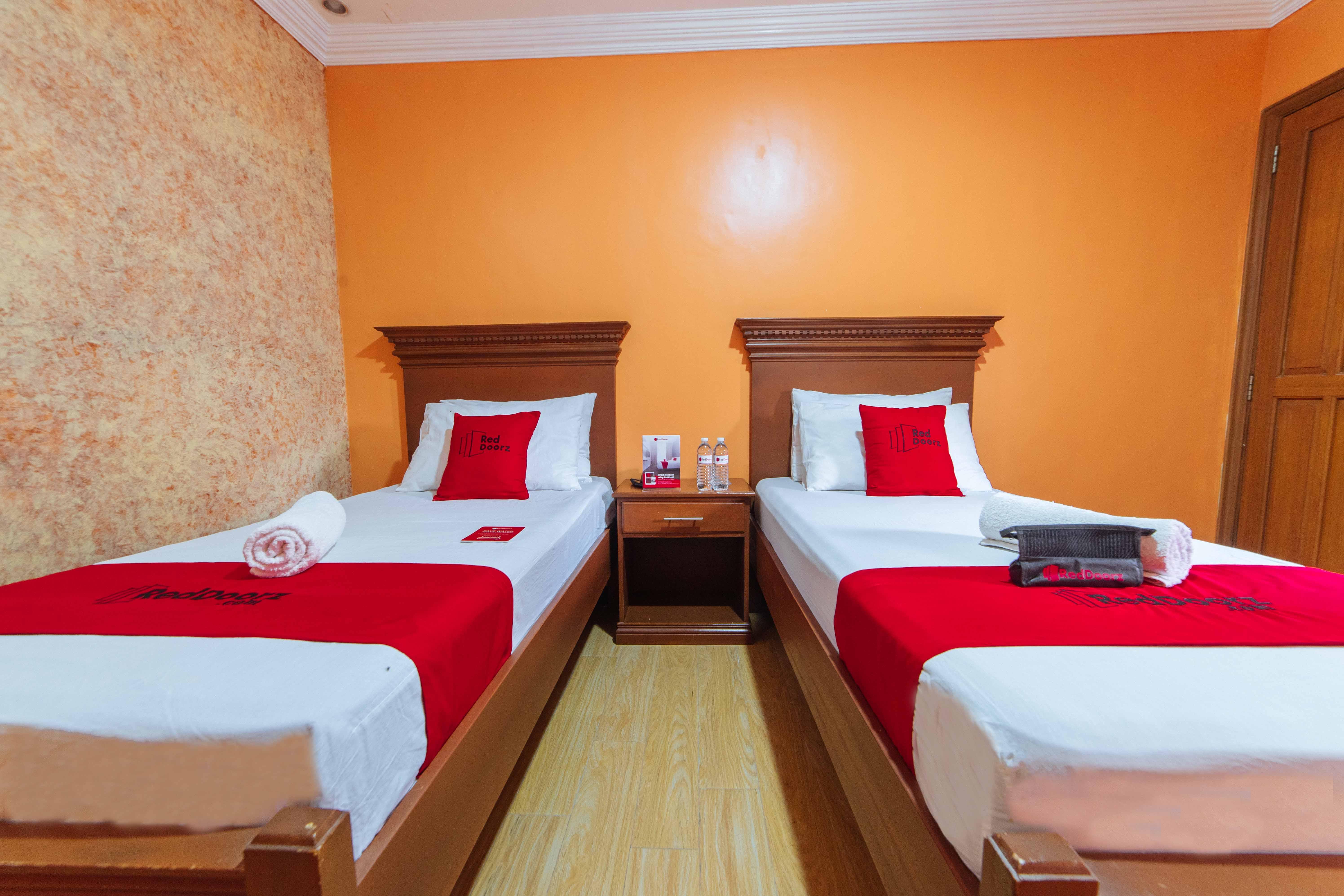 เรดดอร์ซ พลัส แอท สตาร์โฮม โอลิเวียนวิลล์ Hotel Tarlac City ภายนอก รูปภาพ
