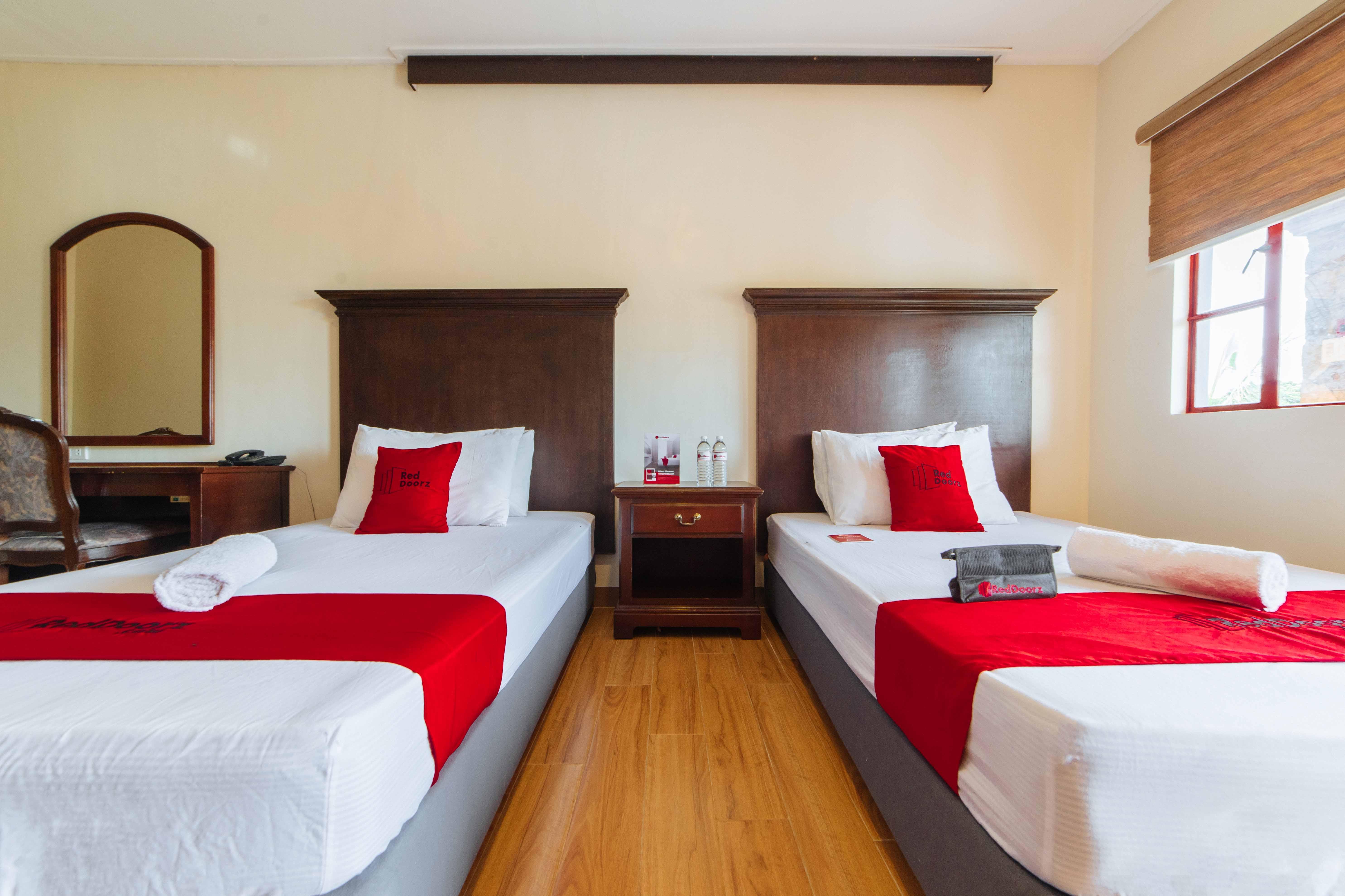 เรดดอร์ซ พลัส แอท สตาร์โฮม โอลิเวียนวิลล์ Hotel Tarlac City ภายนอก รูปภาพ