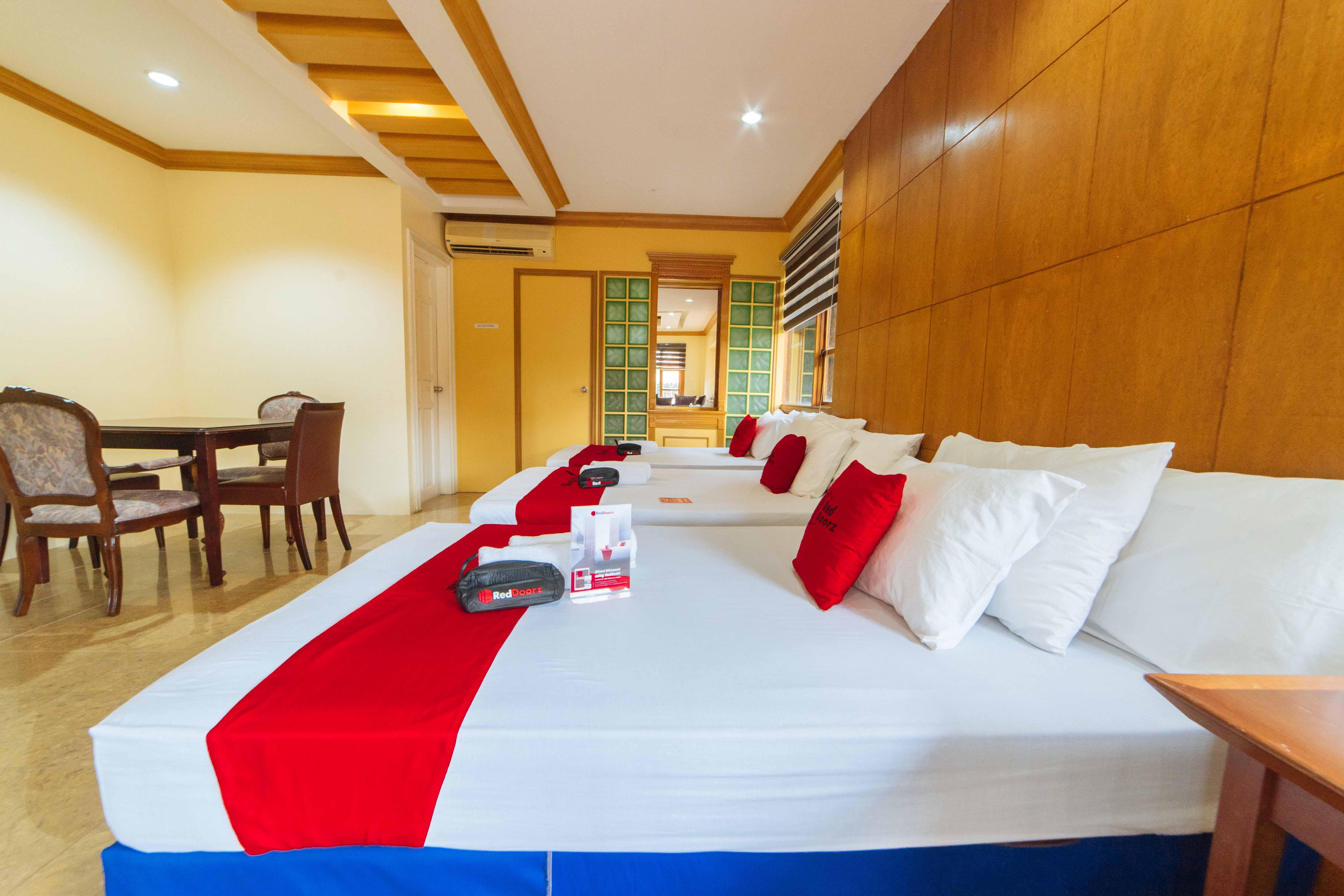 เรดดอร์ซ พลัส แอท สตาร์โฮม โอลิเวียนวิลล์ Hotel Tarlac City ภายนอก รูปภาพ