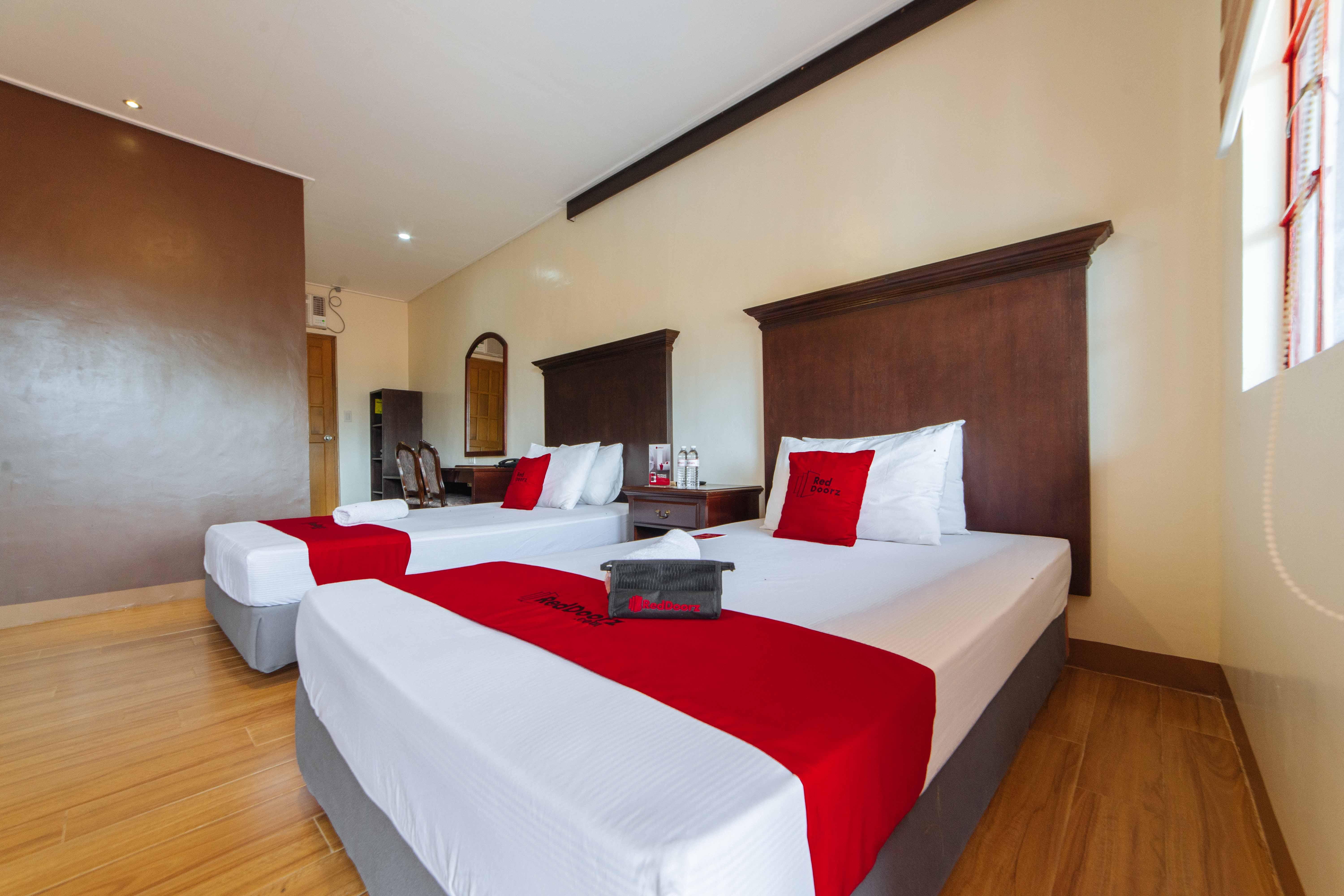 เรดดอร์ซ พลัส แอท สตาร์โฮม โอลิเวียนวิลล์ Hotel Tarlac City ภายนอก รูปภาพ