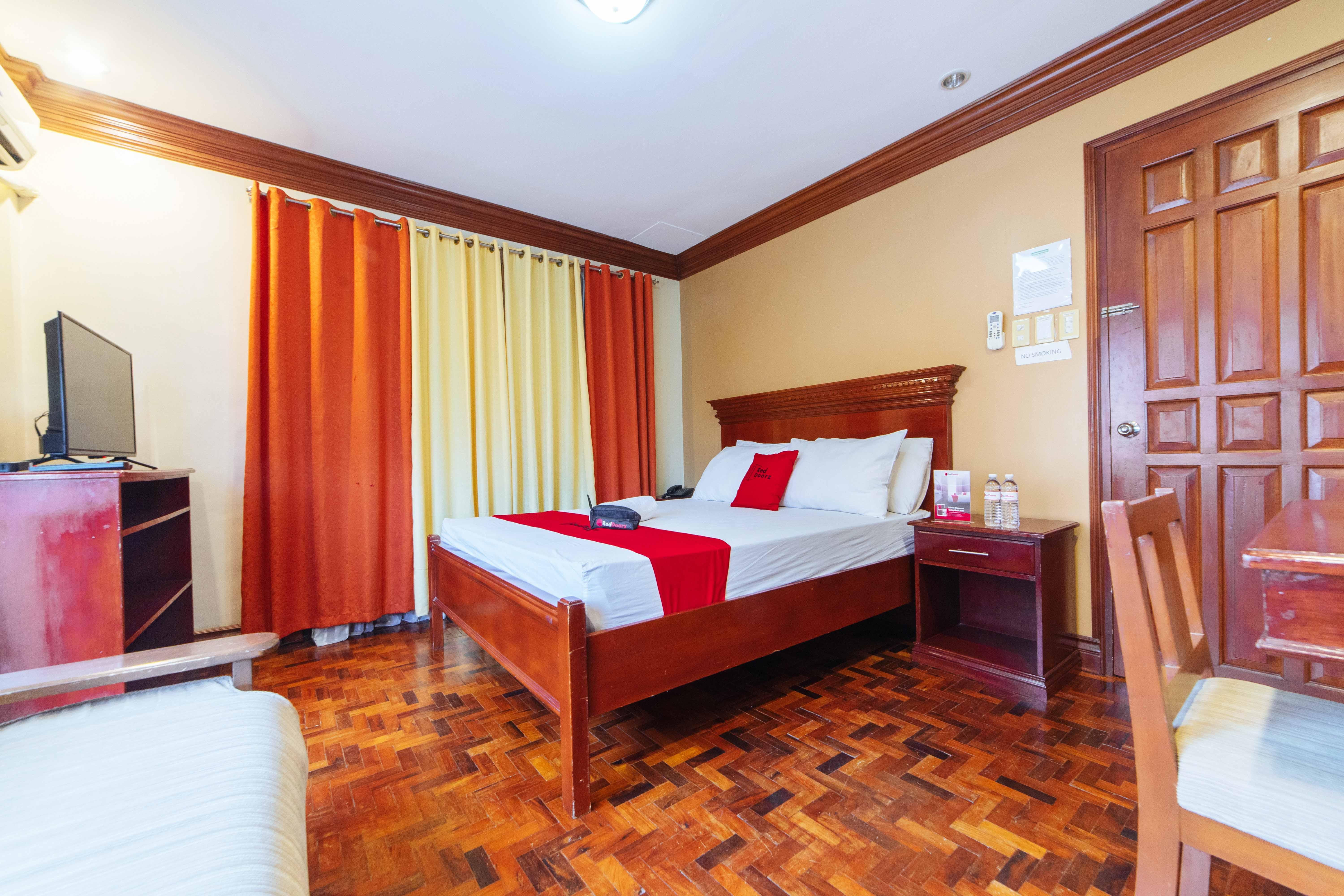 เรดดอร์ซ พลัส แอท สตาร์โฮม โอลิเวียนวิลล์ Hotel Tarlac City ภายนอก รูปภาพ