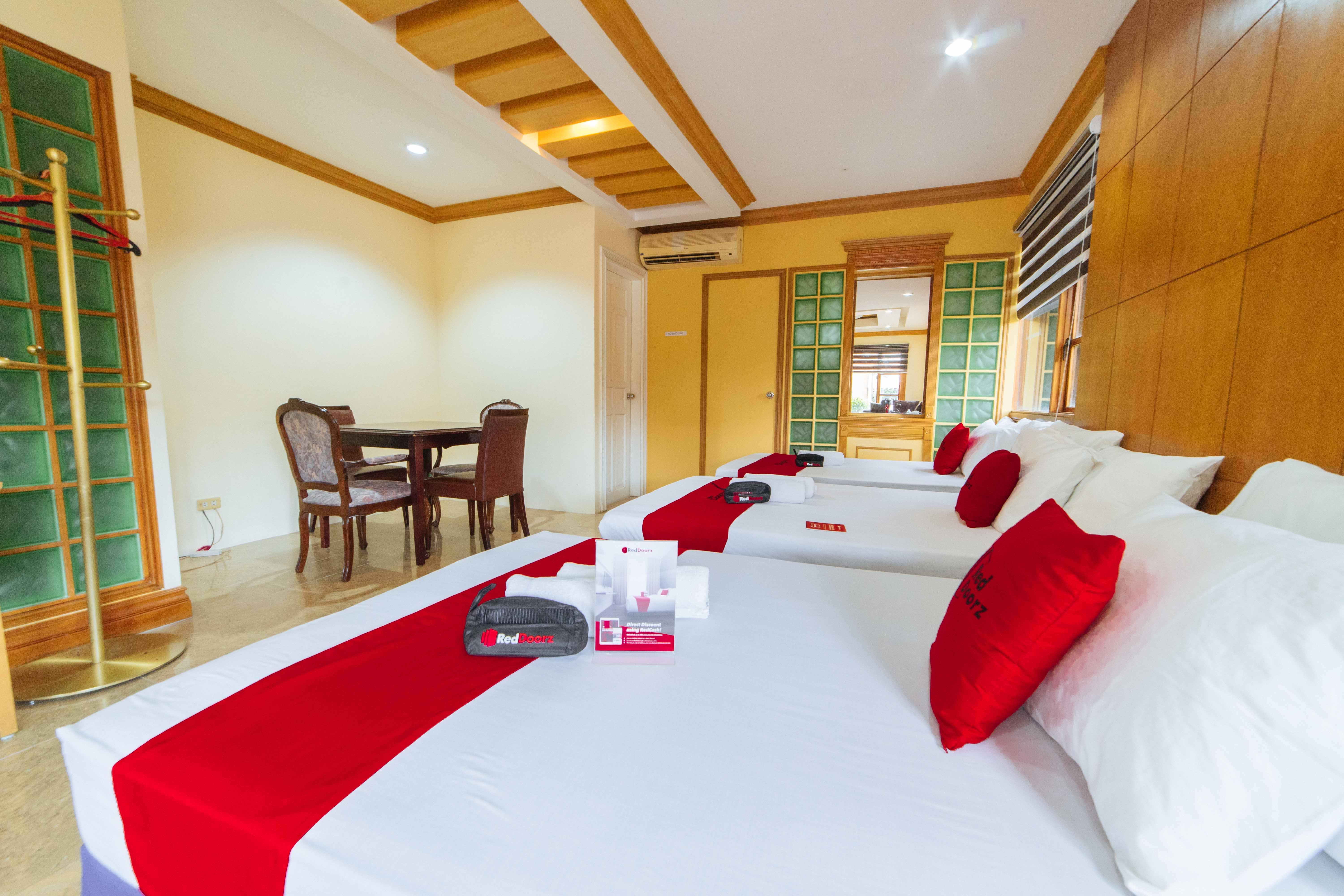 เรดดอร์ซ พลัส แอท สตาร์โฮม โอลิเวียนวิลล์ Hotel Tarlac City ภายนอก รูปภาพ