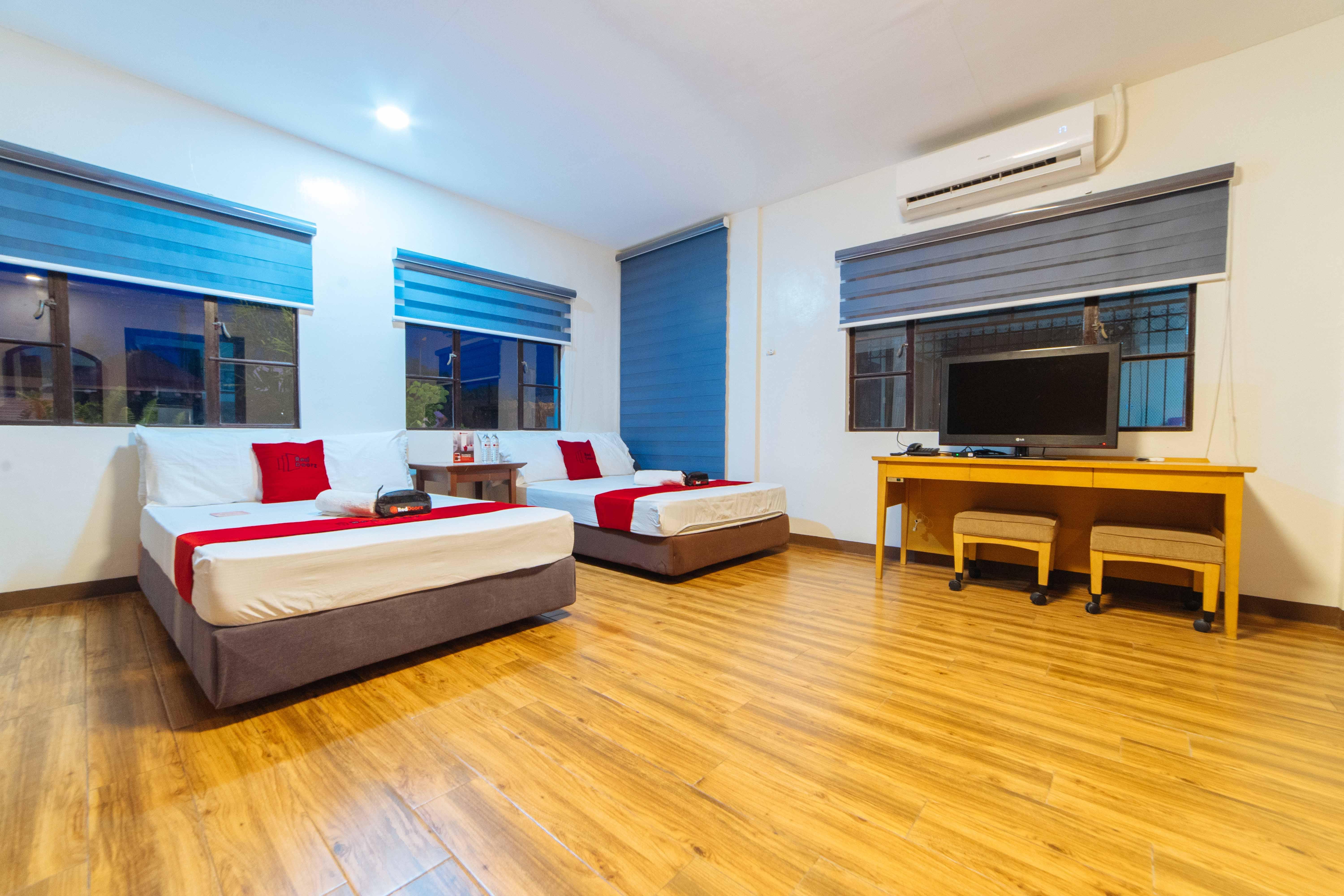 เรดดอร์ซ พลัส แอท สตาร์โฮม โอลิเวียนวิลล์ Hotel Tarlac City ภายนอก รูปภาพ