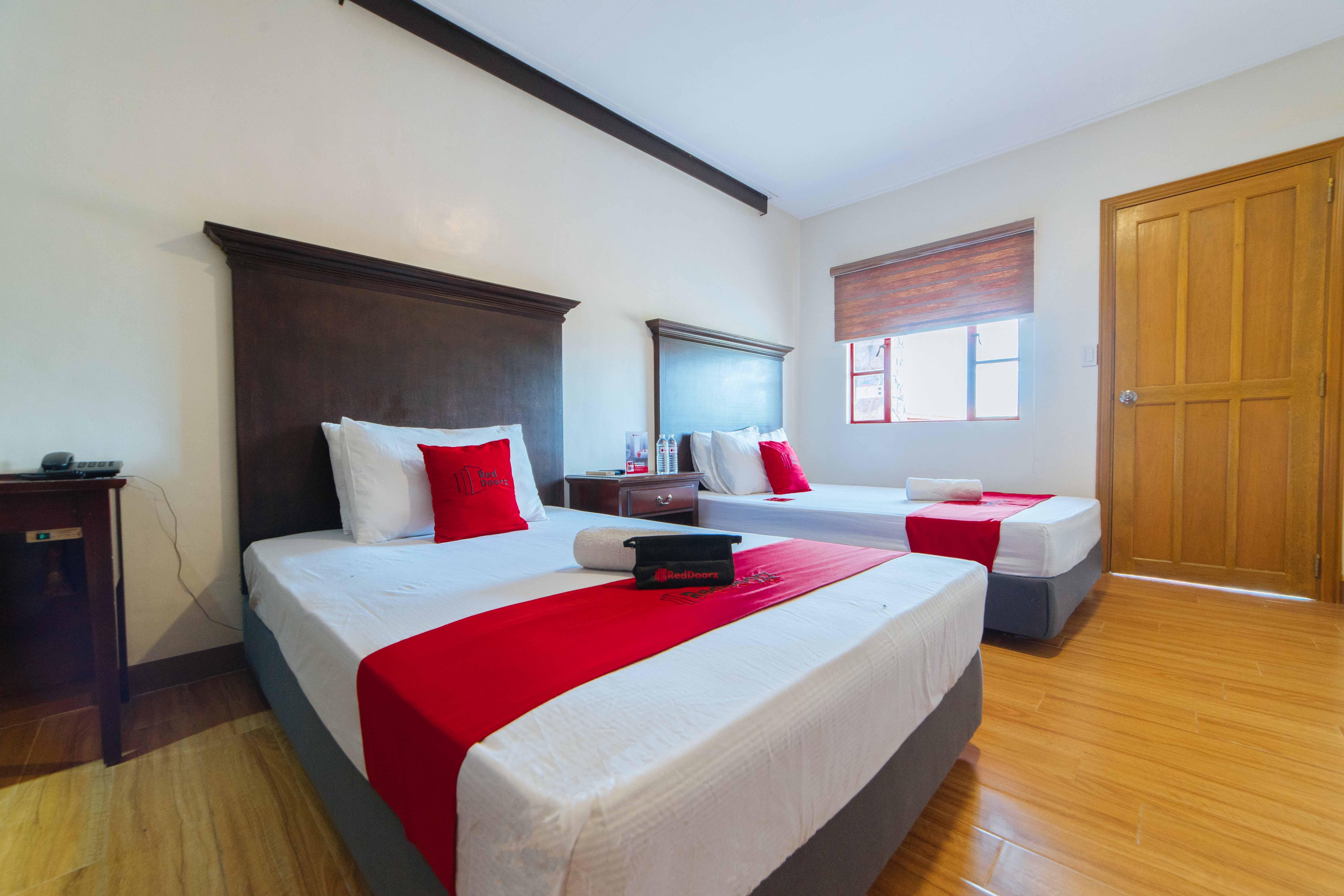 เรดดอร์ซ พลัส แอท สตาร์โฮม โอลิเวียนวิลล์ Hotel Tarlac City ภายนอก รูปภาพ