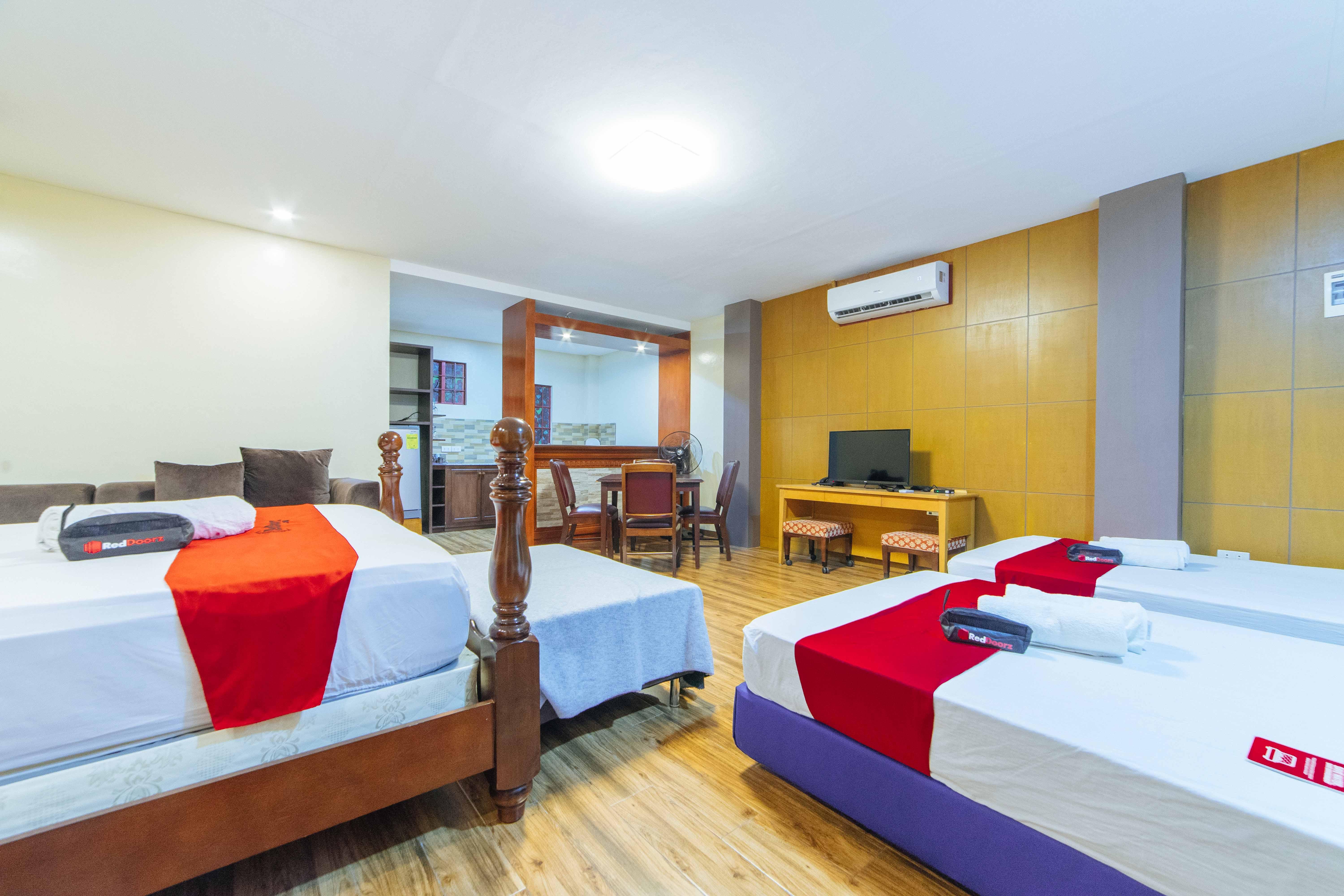 เรดดอร์ซ พลัส แอท สตาร์โฮม โอลิเวียนวิลล์ Hotel Tarlac City ภายนอก รูปภาพ